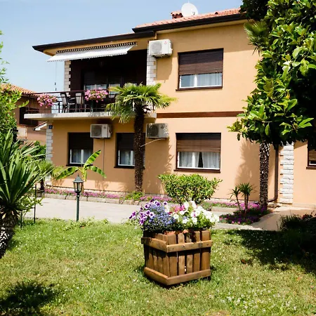 Apartment Dora *